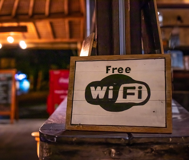 Une indication de la présence d'une connexion Wi-Fi gratuite pose une question : le Wi-Fi gratuit est-il sécurisé ?