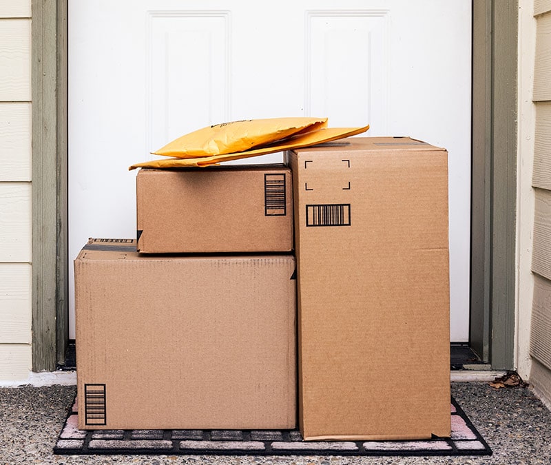 Colis Amazon sur le pas d'une porte.