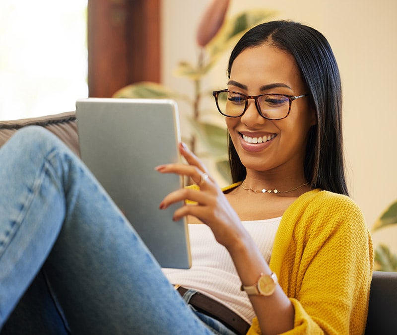 Une femme utilise un iPad afin de découvrir comment se protéger des virus.