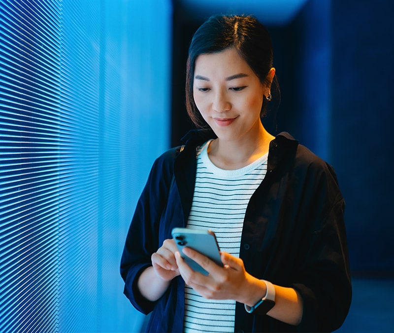 Une femme tape sur Google : « Mon iPhone peut-il attraper un virus ? ».