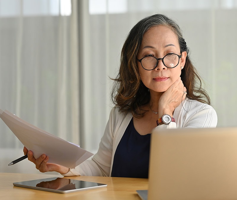 Une femme vérifie son ordinateur pour s'assurer qu'il n'y a pas de signes de virus informatiques.