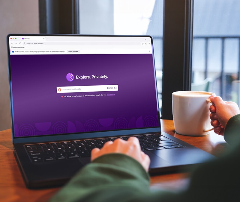 Une personne accédant à un site du Dark Web via Tor sur son ordinateur portable.