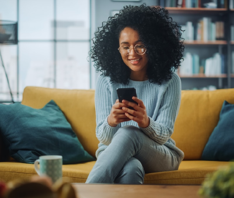 Une femme découvre une escroquerie sur Facebook Marketplace en naviguant.