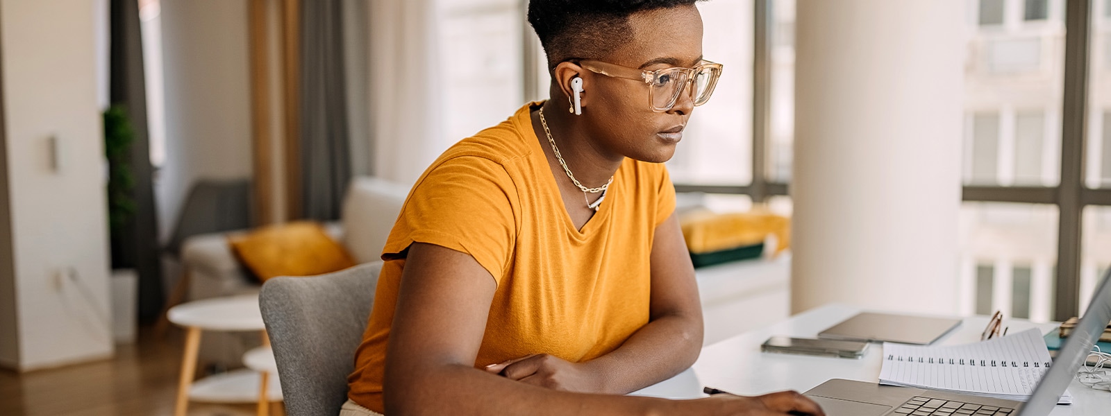 Une femme apprend à installer un VPN sur son routeur après avoir lu un guide pratique.
