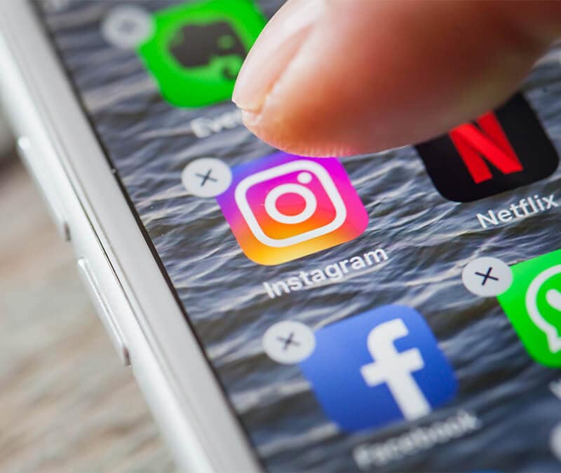 Image d'une personne supprimant Instagram de son téléphone.