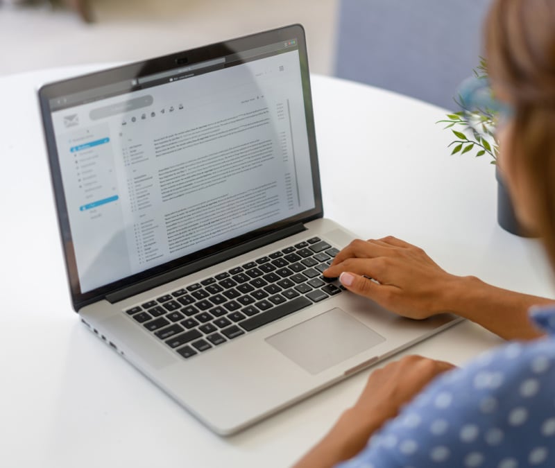 Une personne consulte son courrier électronique alors que la protection contre le phishing est activée.
