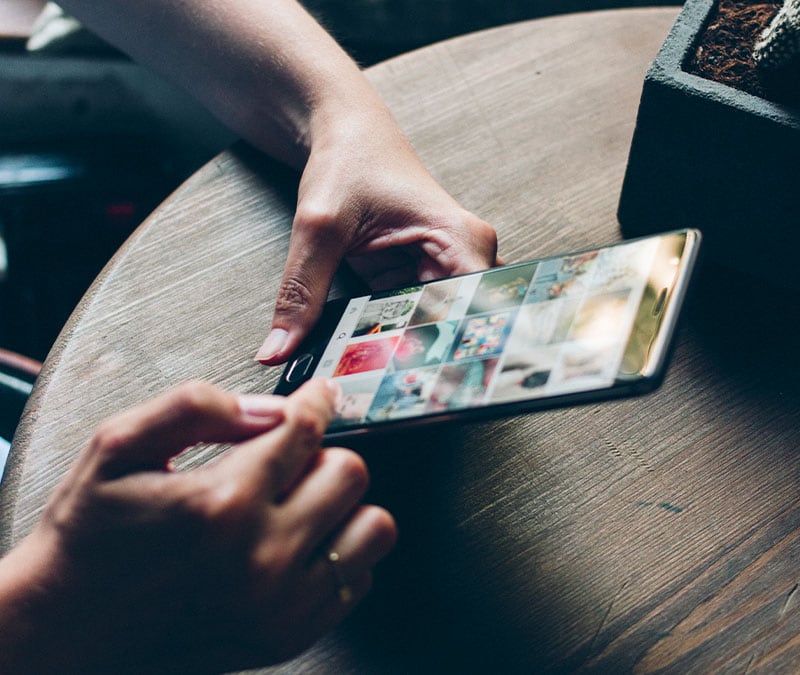 Une personne fait défiler Instagram sur son smartphone.