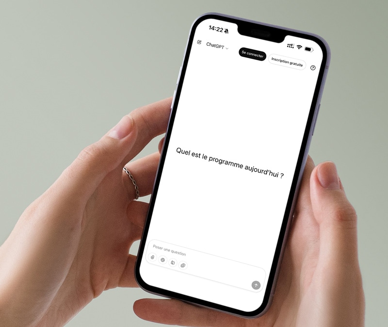 Un utilisateur ouvre l'interface ChatGPT et s'abstient de partager des informations personnelles.