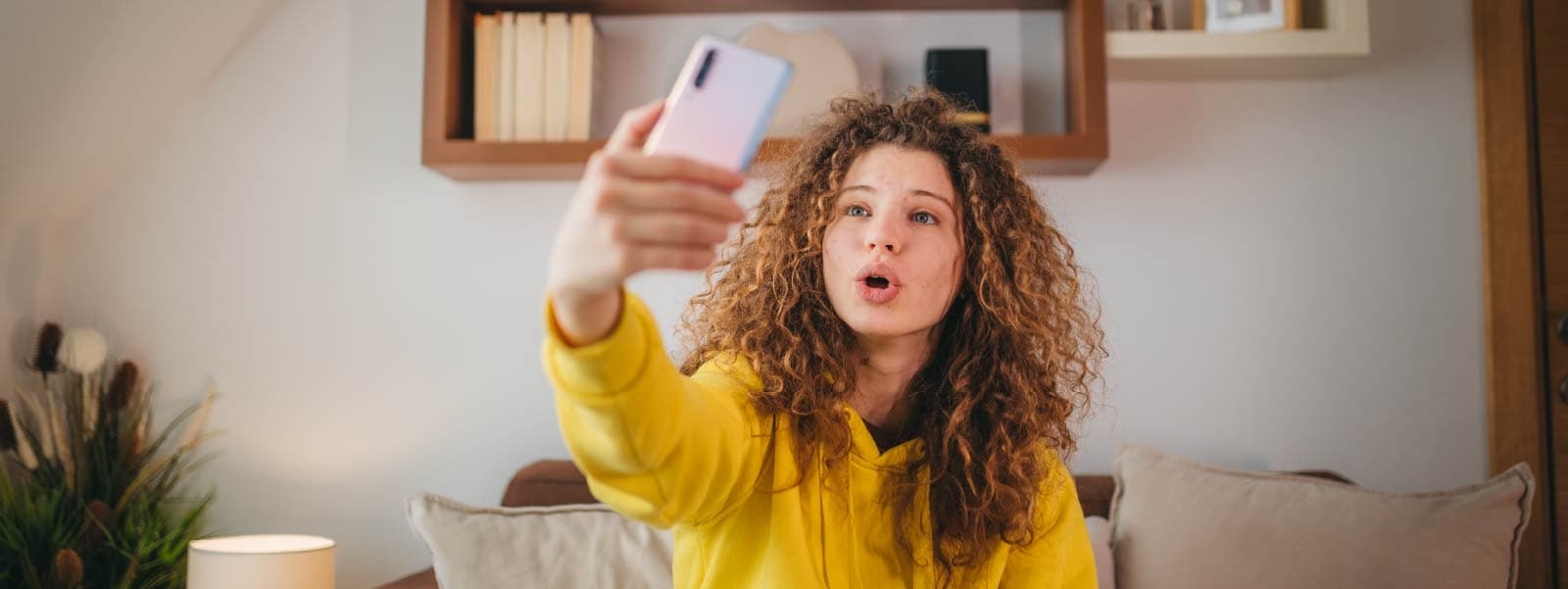 Une femme s'enregistre pour une vidéo TikTok et se demande ensuite : « TikTok est-il sûr ? »