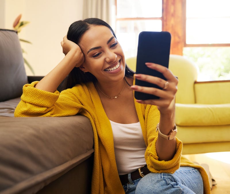 Femme utilisant WhatsApp sur son téléphone portable.