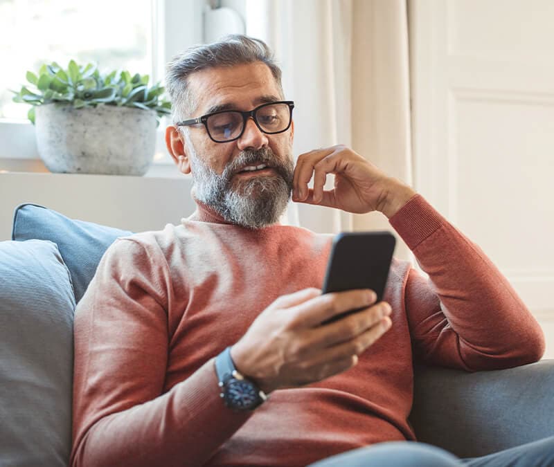 Un homme lit un message d'une sugar baby sur son téléphone.