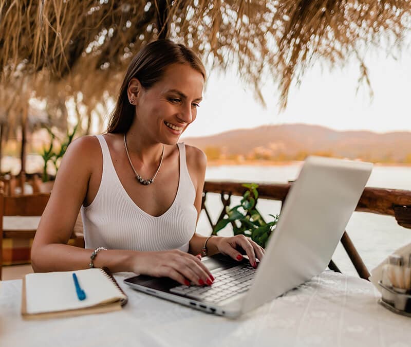 Une personne réfléchit à l'utilisation de Tor ou d'un VPN pour se connecter à Internet en vacances.