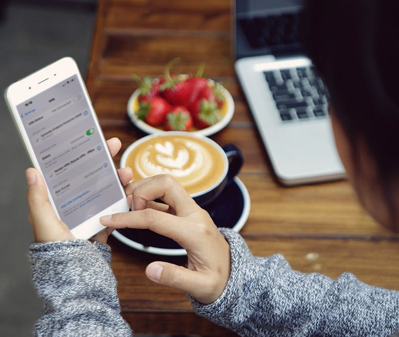 Une personne dans un café qui désactive le VPN sur son téléphone.