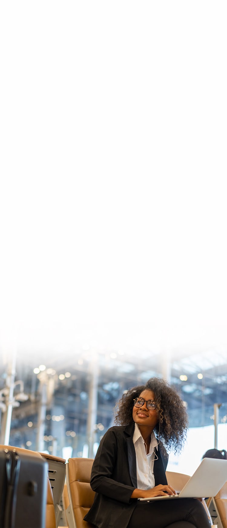 Une femme utilise un essai gratuit du VPN pour se connecter au réseau Wi-Fi public d'un aéroport.