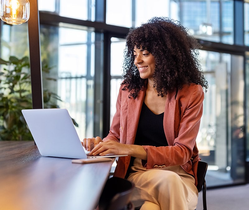 Une femme vérifie si son VPN fonctionne sur son ordinateur portable.