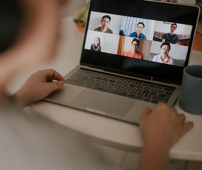 Une personne parle avec ses amis via la webcam d'un ordinateur portable