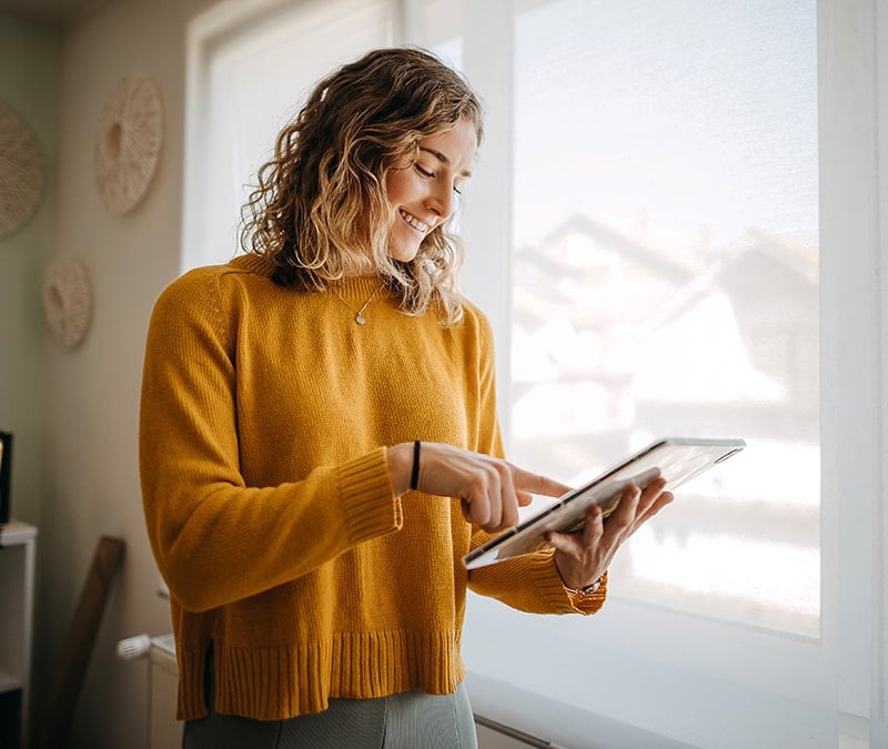 Une femme utilise un VPN pour cacher son adresse IP lorsqu'elle utilise Internet.