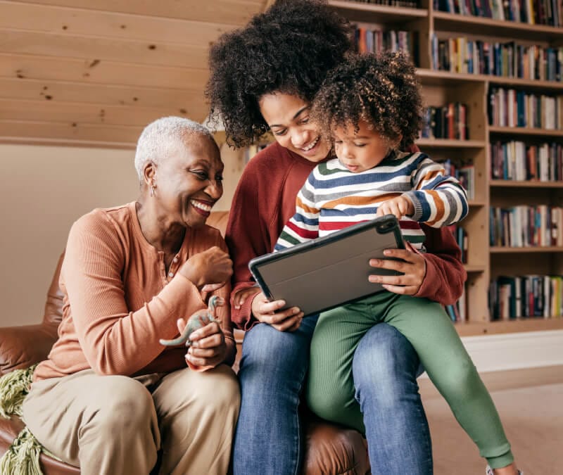 Une image d’une famille découvrant ce qu’est un pare-feu et comment il peut contribuer à bloquer les cyberattaques.