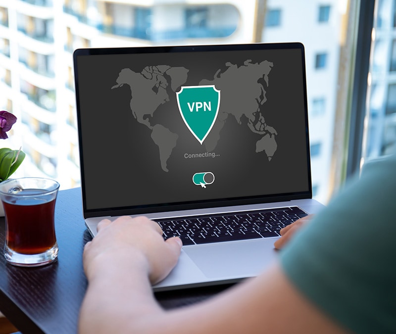 Une personne se connecte à un VPN sans log pour préserver la confidentialité de son activité en ligne.