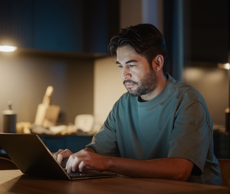 Un homme accède au Dark Web à l'aide de son ordinateur portable.