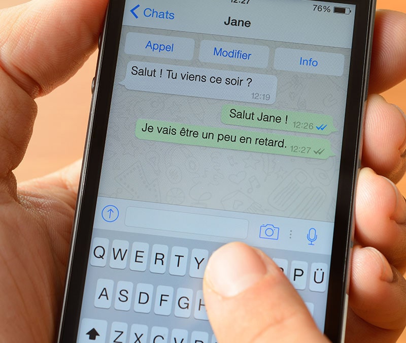 Deux personnes confirmant leurs projets pour la soirée par WhatsApp.
