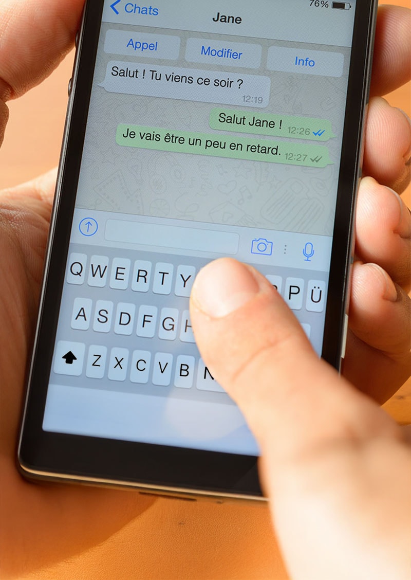 Deux personnes confirmant leurs projets pour la soirée par WhatsApp.