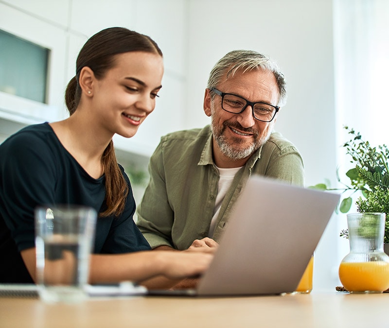 Une femme révèle l'historique de ses recherches à un sympathique homme en vert.