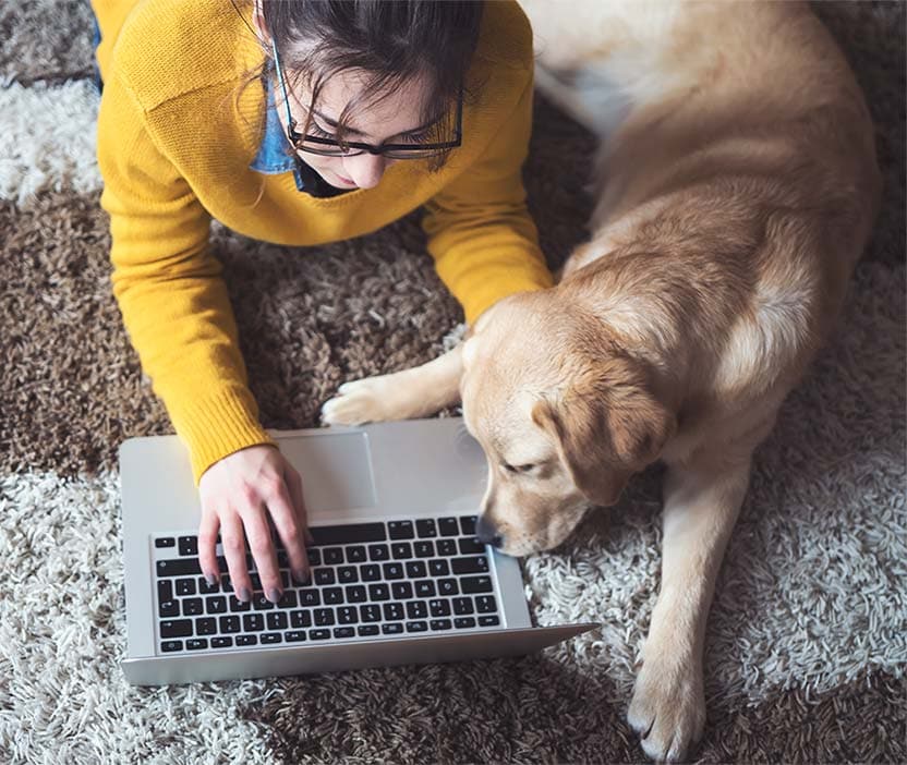 Image d'une femme lisant le message d'erreur « Votre connexion n'est pas privée ».