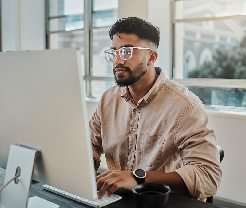 Image d'un homme en train de vider le cache de son Mac.