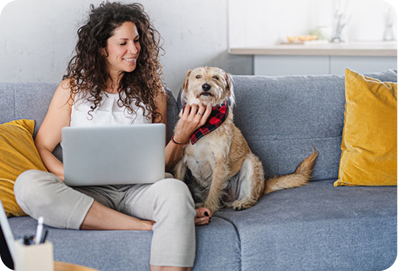 Femme avec un chien sur un canapé.