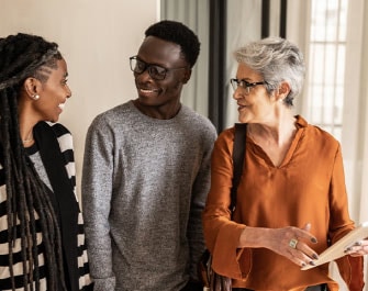 Trois personnes souriantes