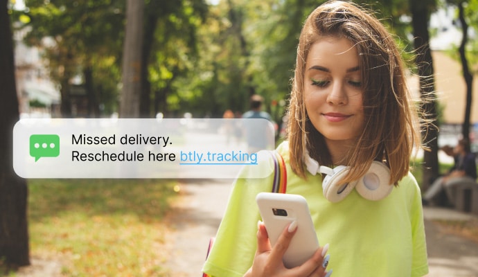 Protection contre les SMS et appels indésirables - Une femme consultant ses messages sur son téléphone